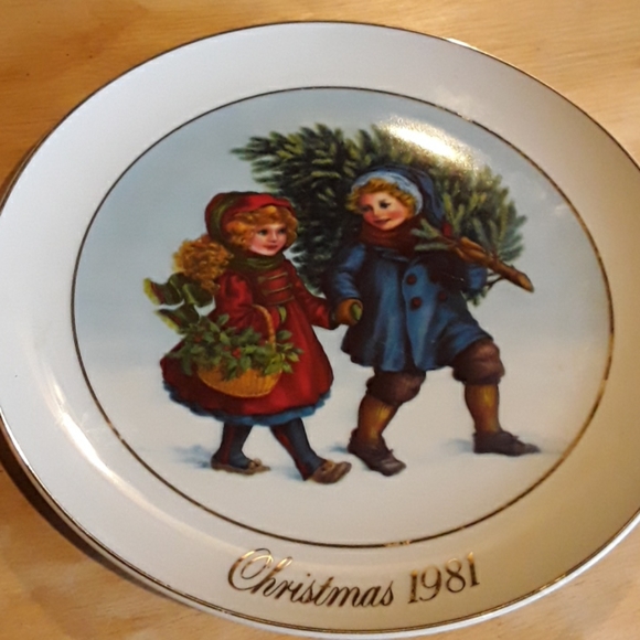 Avon  Christmas  plate Other - CHRISTMAS  MEMORIES  PLATE 1981